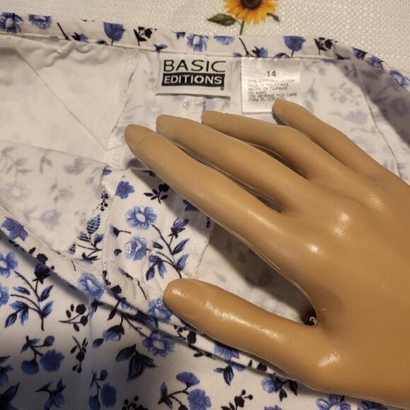 Basic Editions, Not Worn, Women's White with a Blue Floral Desin Skort, Size 14 - Picture 2 of 8